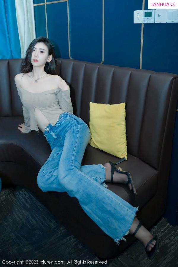   [XiuRen]高清写真图 2023.07.07 No.7041 章芃芃 简约牛仔裤第10张图片